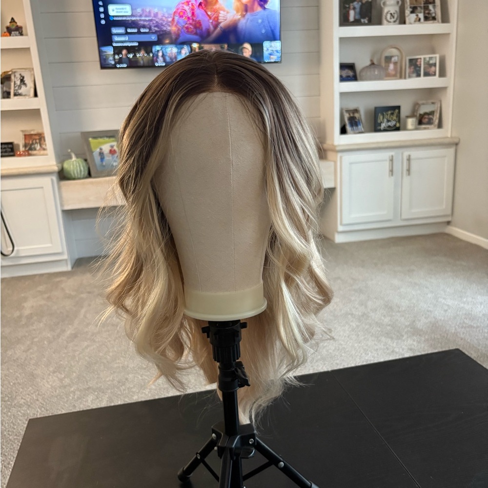 Blonde petite Chelsey smith crowns free parting wig